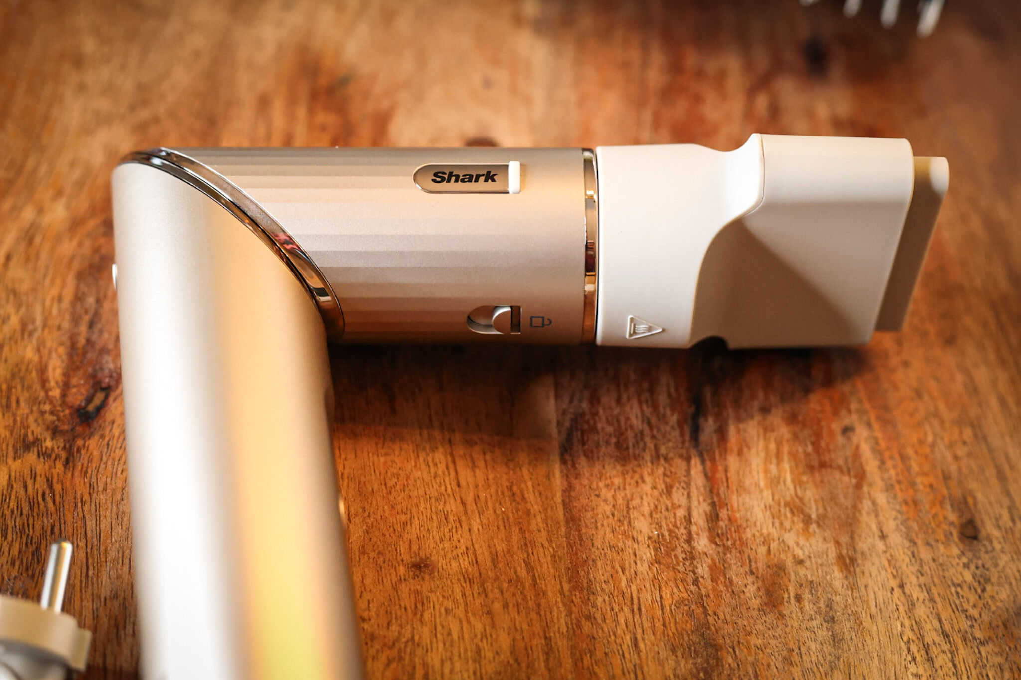 Вы видите Shark FlexStyle с насадкой-концентратором.